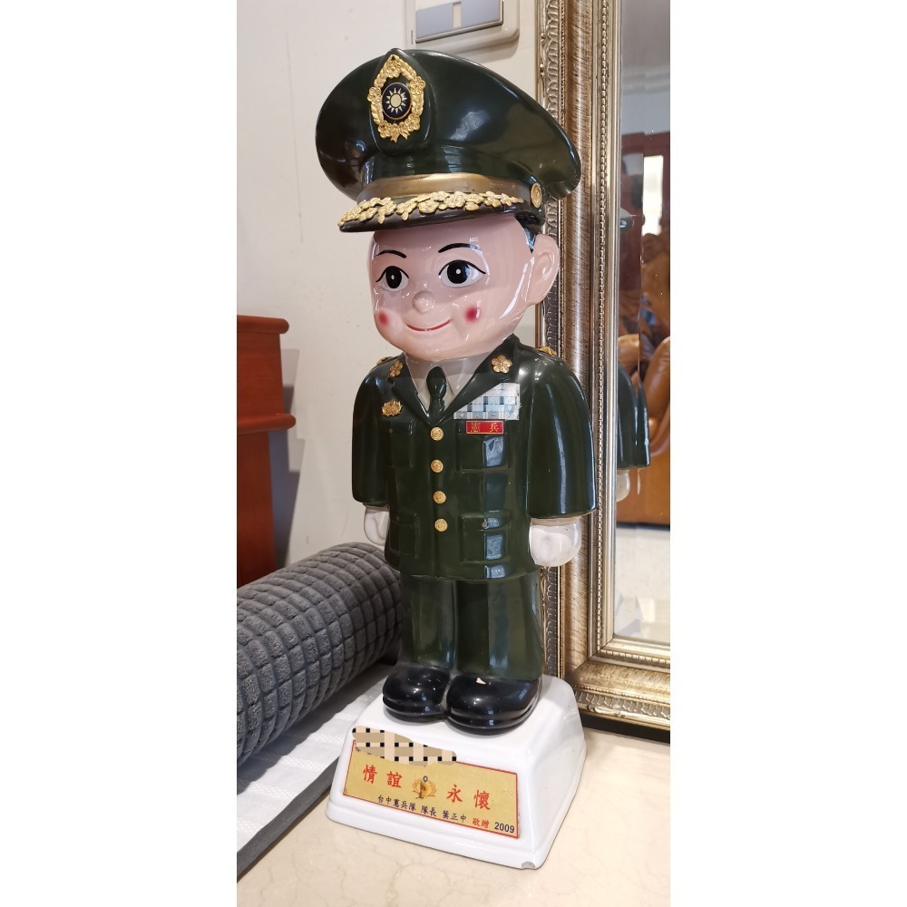 二手大型陶瓷公仔，憲兵隊長，高度大約52.5公分，只能用中華郵政寄送-細節圖2
