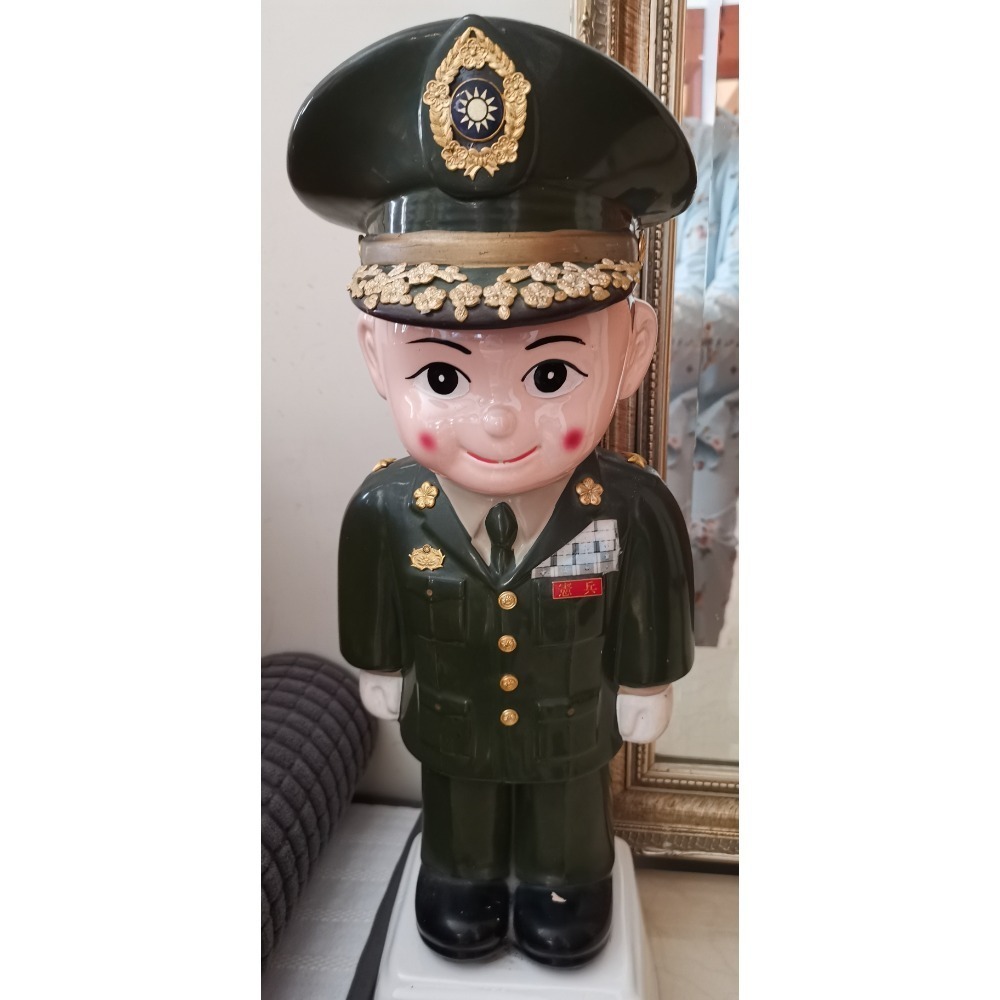 二手大型陶瓷公仔，憲兵隊長，高度大約52.5公分，只能用中華郵政寄送-細節圖3