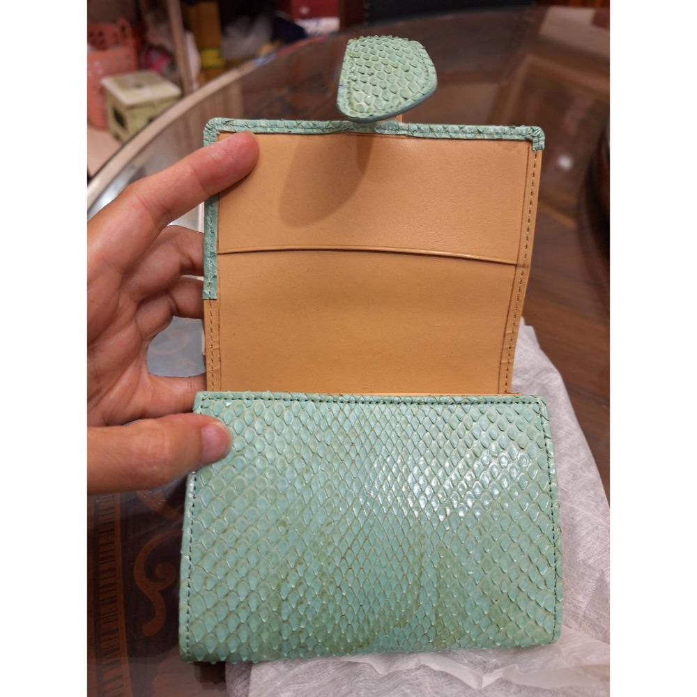 全新翠綠色蟒蛇皮短夾，附包裝紙盒-細節圖3