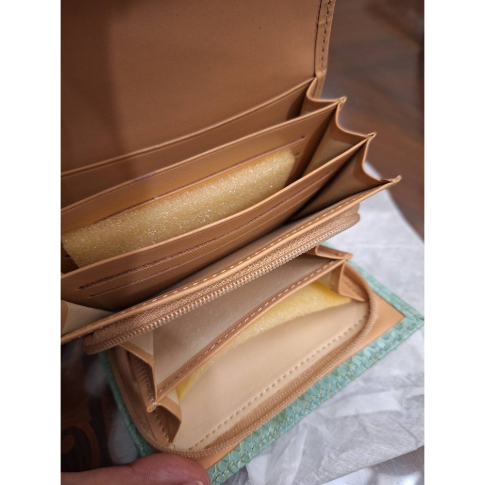 全新翠綠色蟒蛇皮短夾，附包裝紙盒-細節圖4