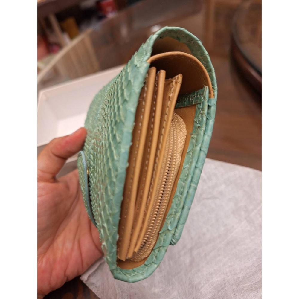 全新翠綠色蟒蛇皮短夾，附包裝紙盒-細節圖6
