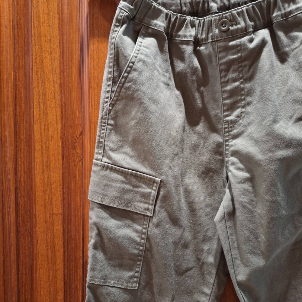 二手UNIQLO童裝軍綠色束口長褲, 尺碼140-細節圖3