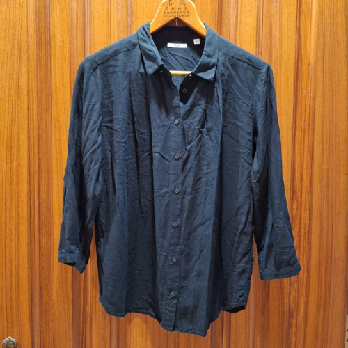 二手衣物！UNIQLO女士黑色長袖襯衫, 尺碼M號, 適合春夏秋三季穿著