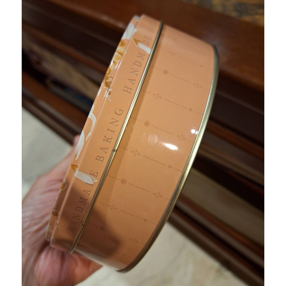 愛蜜莉手作餅乾圓形鐵盒一個, 商品尺寸：直徑15.4cm、厚度4.8cm-細節圖3