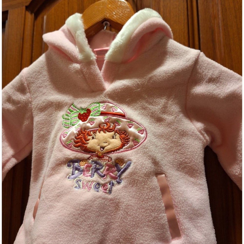 全新冬季刷毛女童裝,Strawberry Shortcake粉色滾白邊長袖連帽T.-細節圖3
