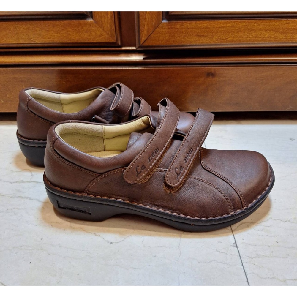二手女鞋,La New咖啡色圓頭牛皮魔鬼氈黏貼式休閒鞋,尺碼24號-細節圖2
