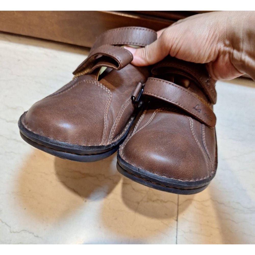 二手女鞋,La New咖啡色圓頭牛皮魔鬼氈黏貼式休閒鞋,尺碼24號-細節圖4