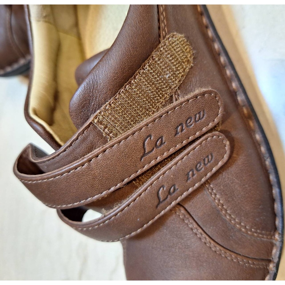 二手女鞋,La New咖啡色圓頭牛皮魔鬼氈黏貼式休閒鞋,尺碼24號-細節圖6