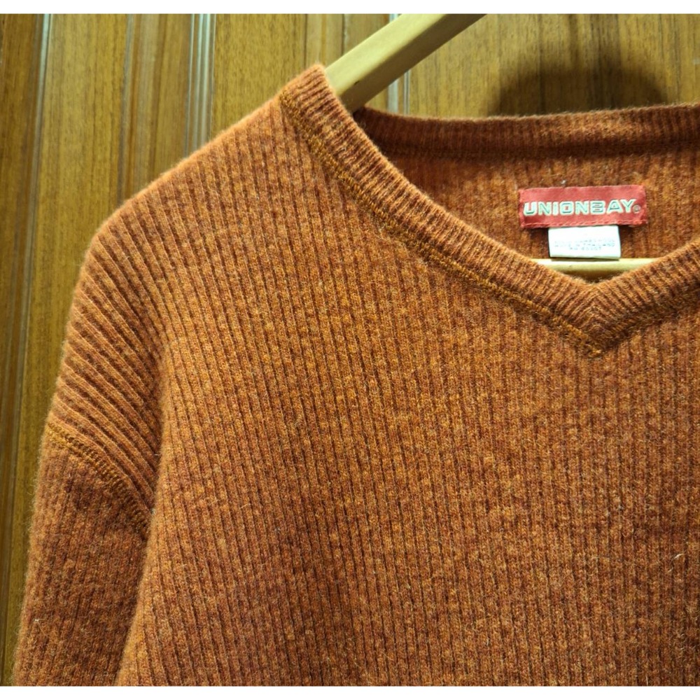 男士二手UNIONBAY磚紅色小V領羔羊毛毛衣, 尺碼M號-細節圖3
