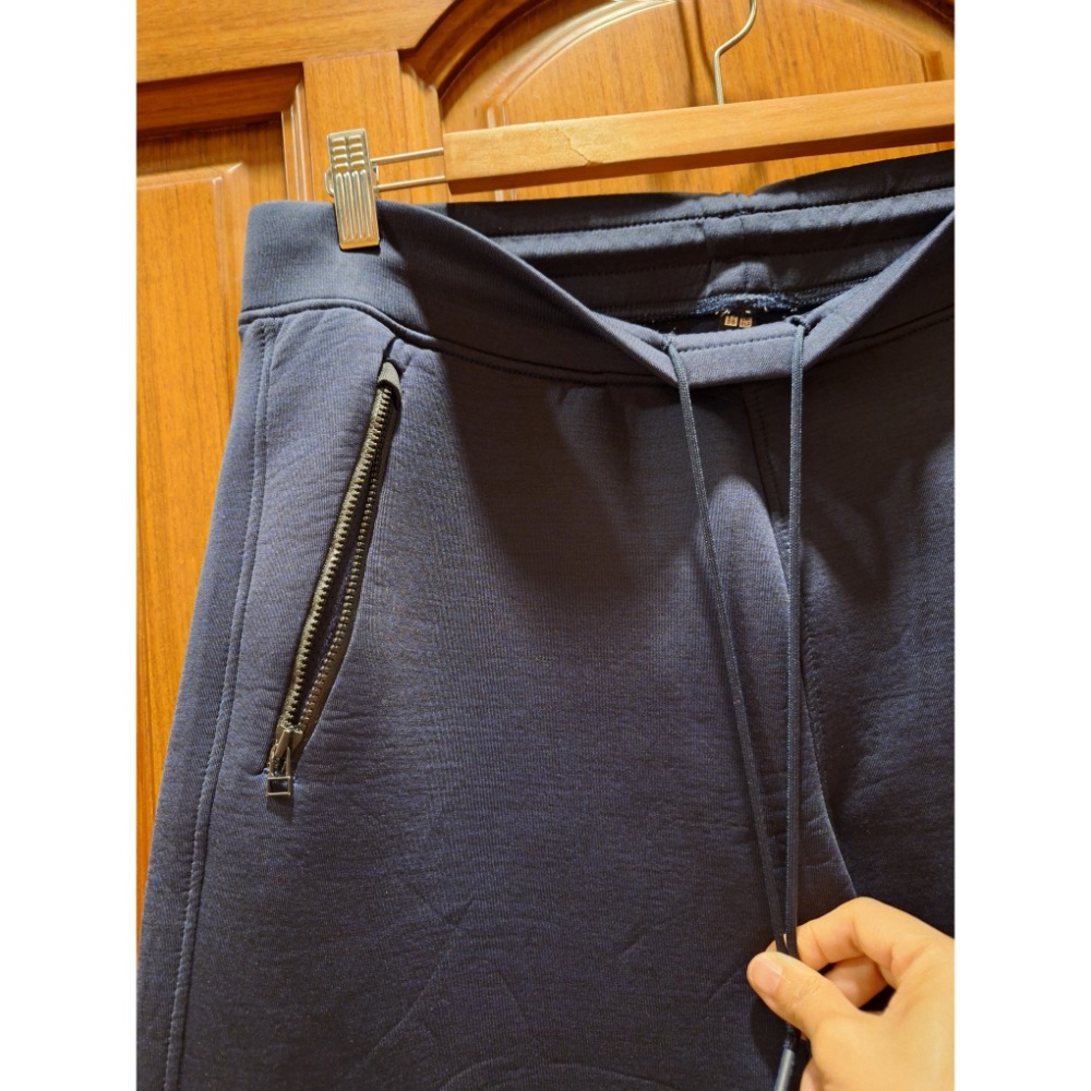 二手Uniqlo男士深藍色DRY束腳、鬆緊綁帶腰圍,彈性休閒褲（款式編號440538）, 尺碼L號-細節圖3