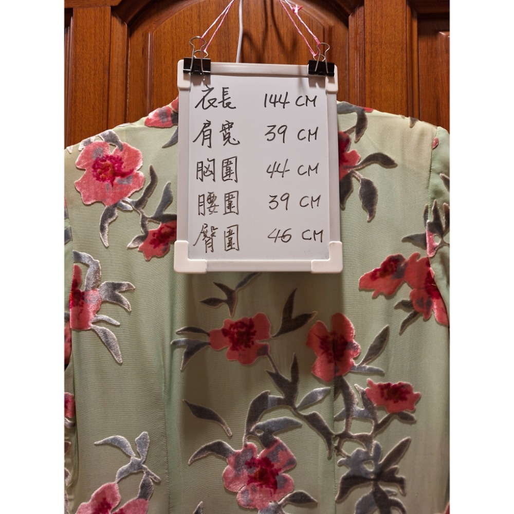 女士二手衣物，淺綠底色紅色花卉燒花絲絨平袖長款旗袍，無洗標，有一處污漬-細節圖8