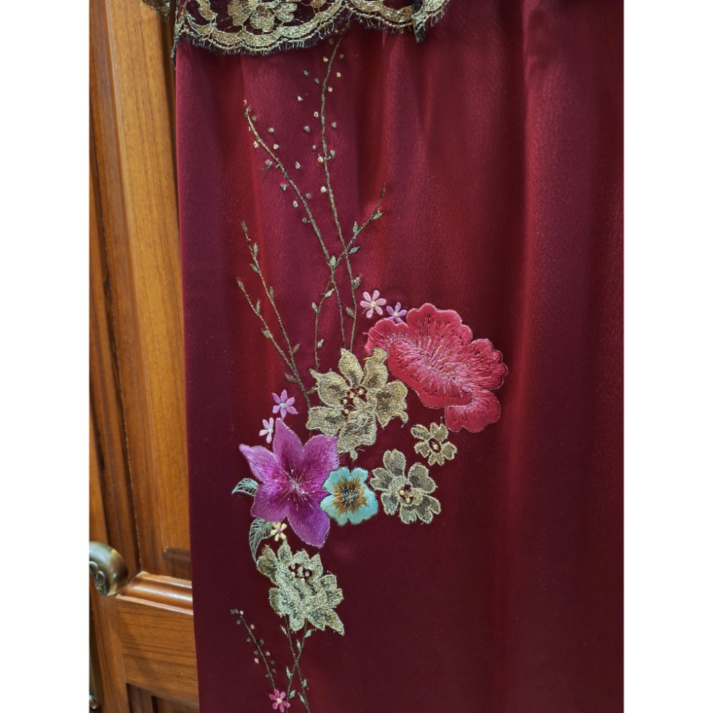 二手衣，龍笛蔡孟夏酒紅色與金色蕾絲改良式旗袍，尺碼11號-細節圖3