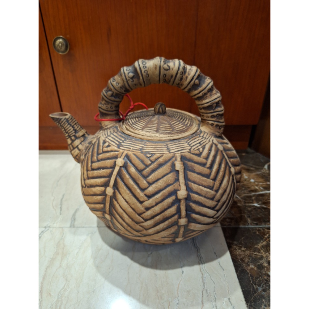 老物件，重達 1900 公克的台灣早期古早味手作磚胎提樑大茶壺（龍罐）-細節圖3