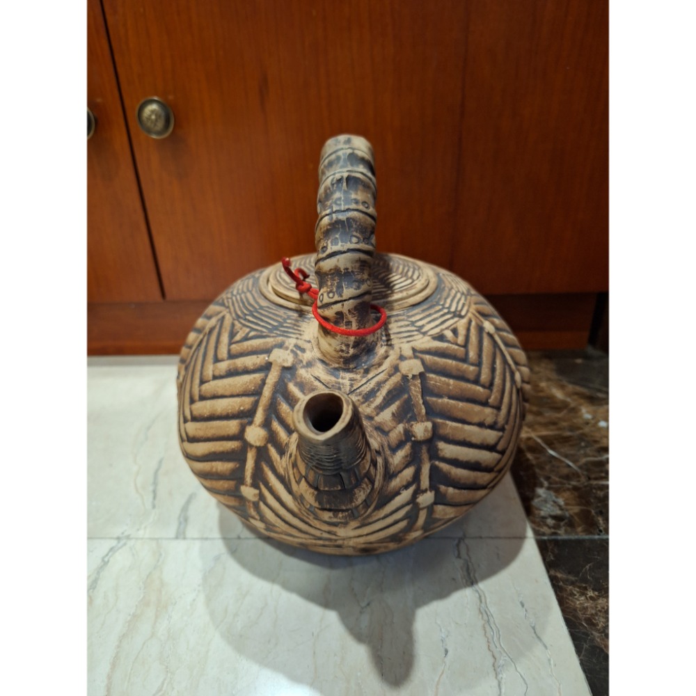 老物件，重達 1900 公克的台灣早期古早味手作磚胎提樑大茶壺（龍罐）-細節圖4