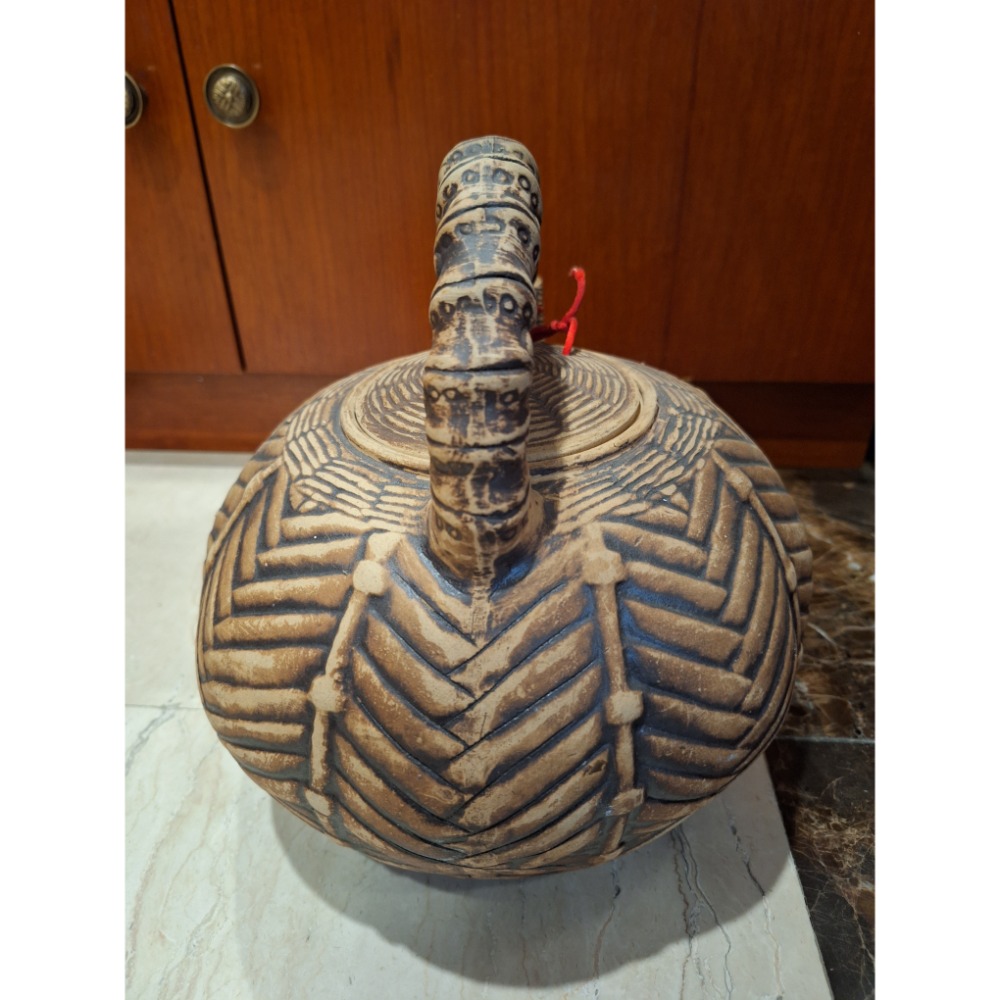 老物件，重達 1900 公克的台灣早期古早味手作磚胎提樑大茶壺（龍罐）-細節圖6