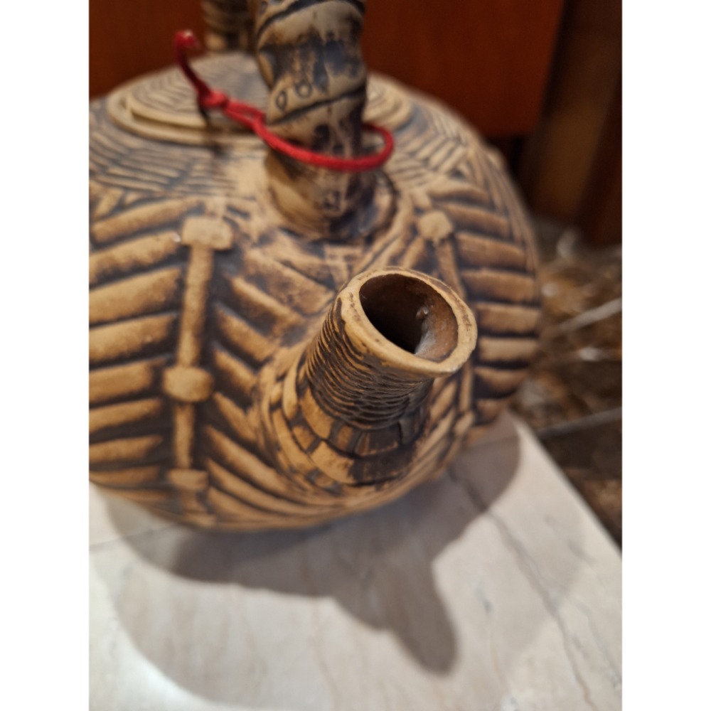 老物件，重達 1900 公克的台灣早期古早味手作磚胎提樑大茶壺（龍罐）-細節圖7