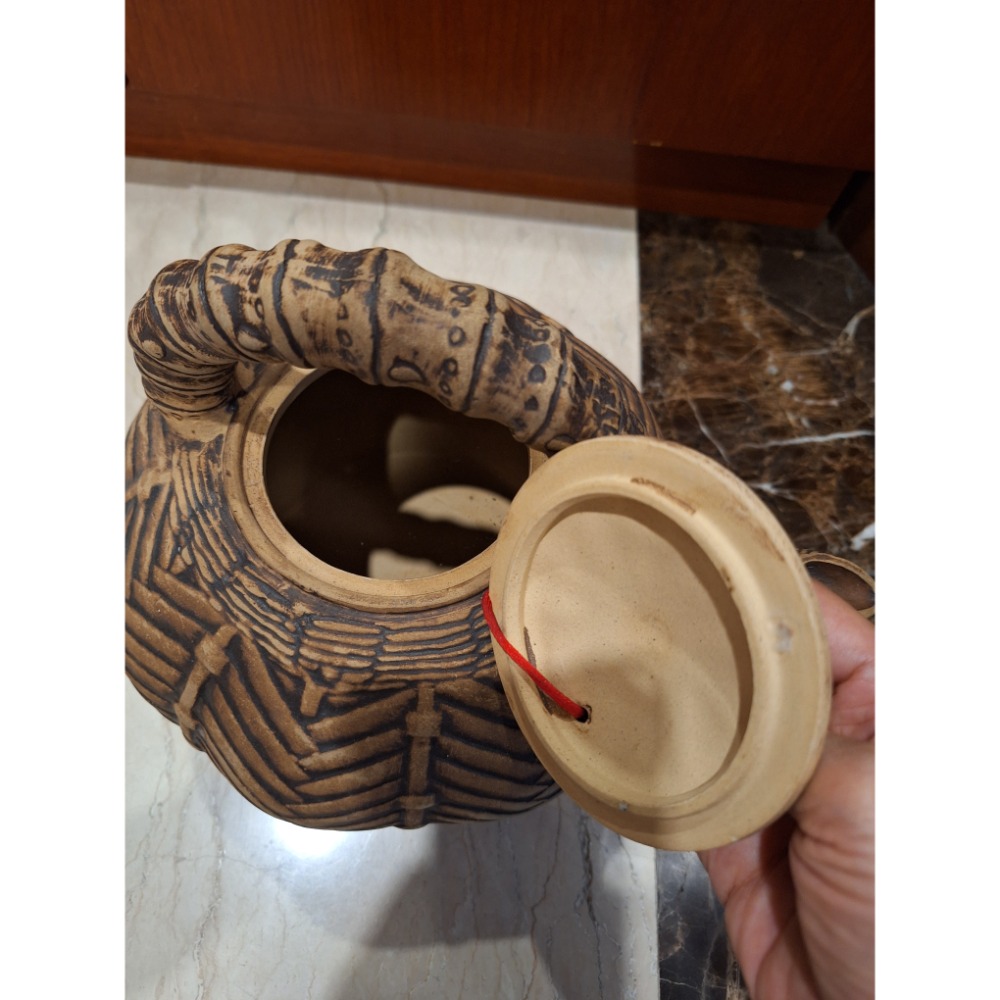 老物件，重達 1900 公克的台灣早期古早味手作磚胎提樑大茶壺（龍罐）-細節圖8