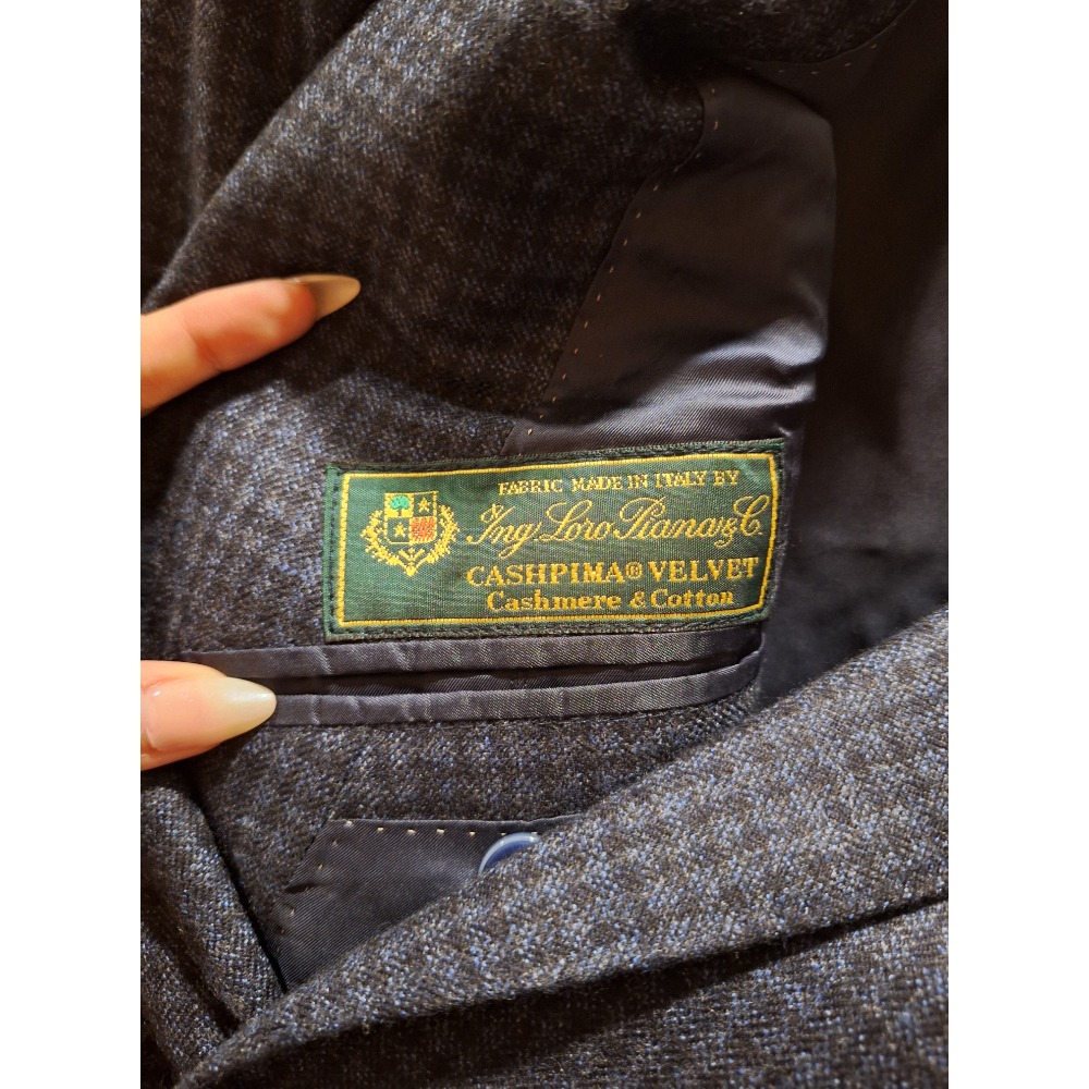 二手男士手工訂製西裝外套，採用義大利Loro Piana 的 CASHPIMA® VELVET羊絨與棉混紡天鵝絨布料製成-細節圖4