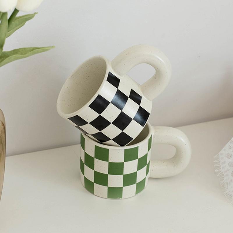 ★TiTi Choice堤堤選居家生活★棋盤格胖把手馬克杯 陶瓷杯 二色-細節圖2