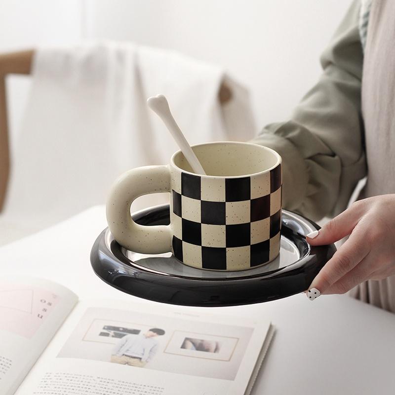 ★TiTi Choice堤堤選居家生活★棋盤格胖把手馬克杯 陶瓷杯 二色-細節圖4