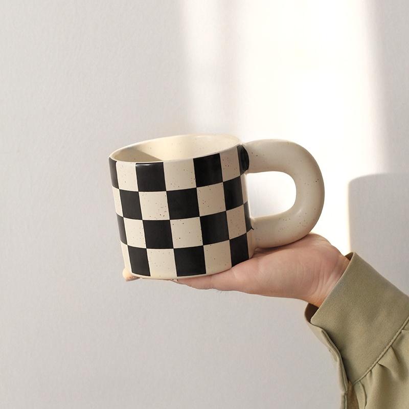 ★TiTi Choice堤堤選居家生活★棋盤格胖把手馬克杯 陶瓷杯 二色-細節圖5