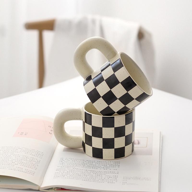 ★TiTi Choice堤堤選居家生活★棋盤格胖把手馬克杯 陶瓷杯 二色-細節圖6