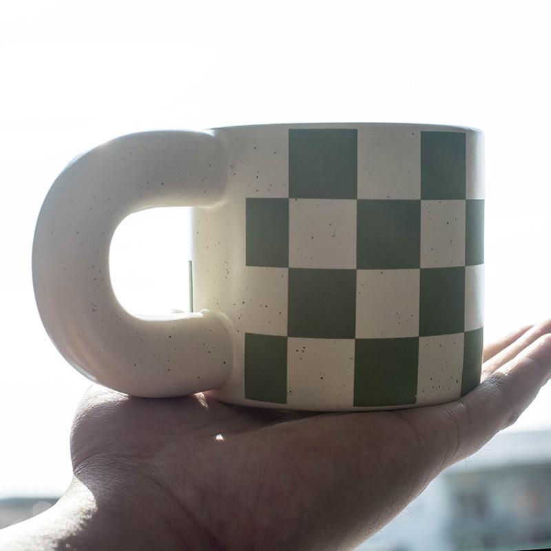 ★TiTi Choice堤堤選居家生活★棋盤格胖把手馬克杯 陶瓷杯 二色-細節圖8