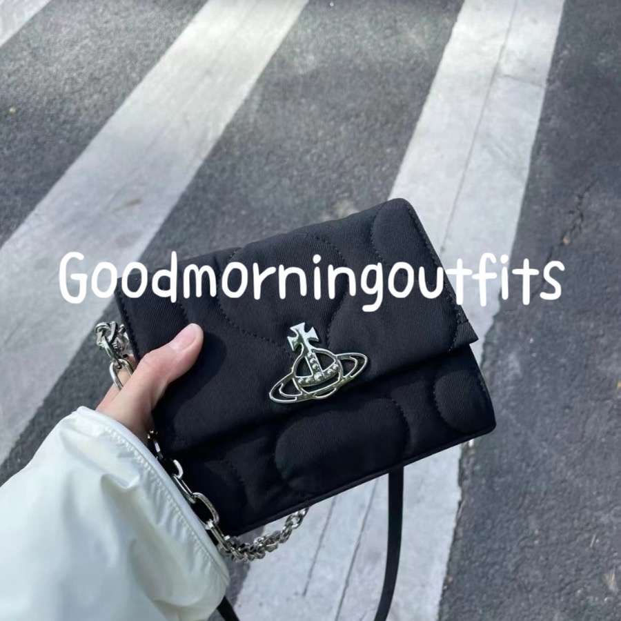 ￼早衣服》 2402💌 西太后 土星 logo 鏈條 翻蓋 黑色斜背包 黑色小包 波浪紋 小方包 尼龍布 單肩 斜挎包-細節圖2