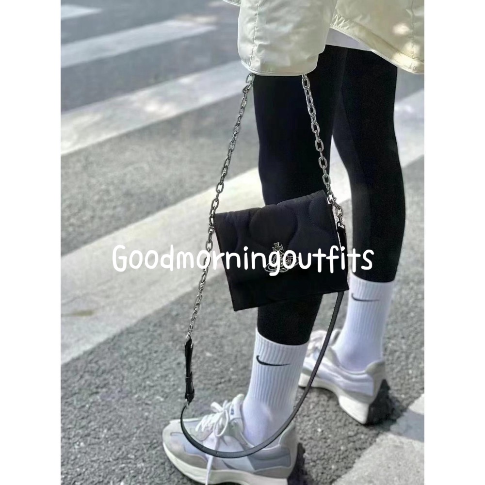 ￼早衣服》 2402💌 西太后 土星 logo 鏈條 翻蓋 黑色斜背包 黑色小包 波浪紋 小方包 尼龍布 單肩 斜挎包-細節圖5