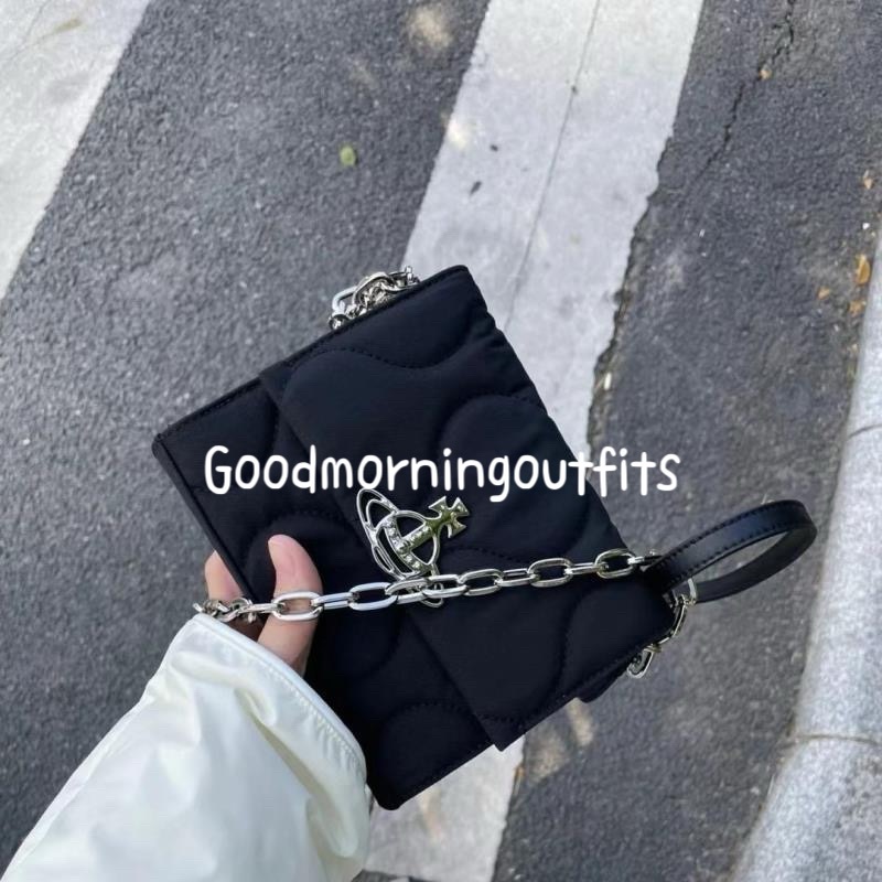 ￼早衣服》 2402💌 西太后 土星 logo 鏈條 翻蓋 黑色斜背包 黑色小包 波浪紋 小方包 尼龍布 單肩 斜挎包-細節圖6