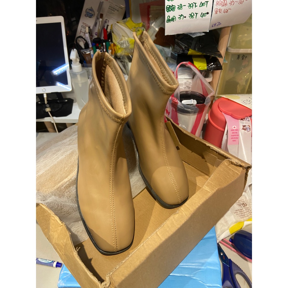 全新 瑕疵｜女生短靴 瘦瘦靴 拉鍊奶茶色短靴 size 41 早衣服-細節圖3