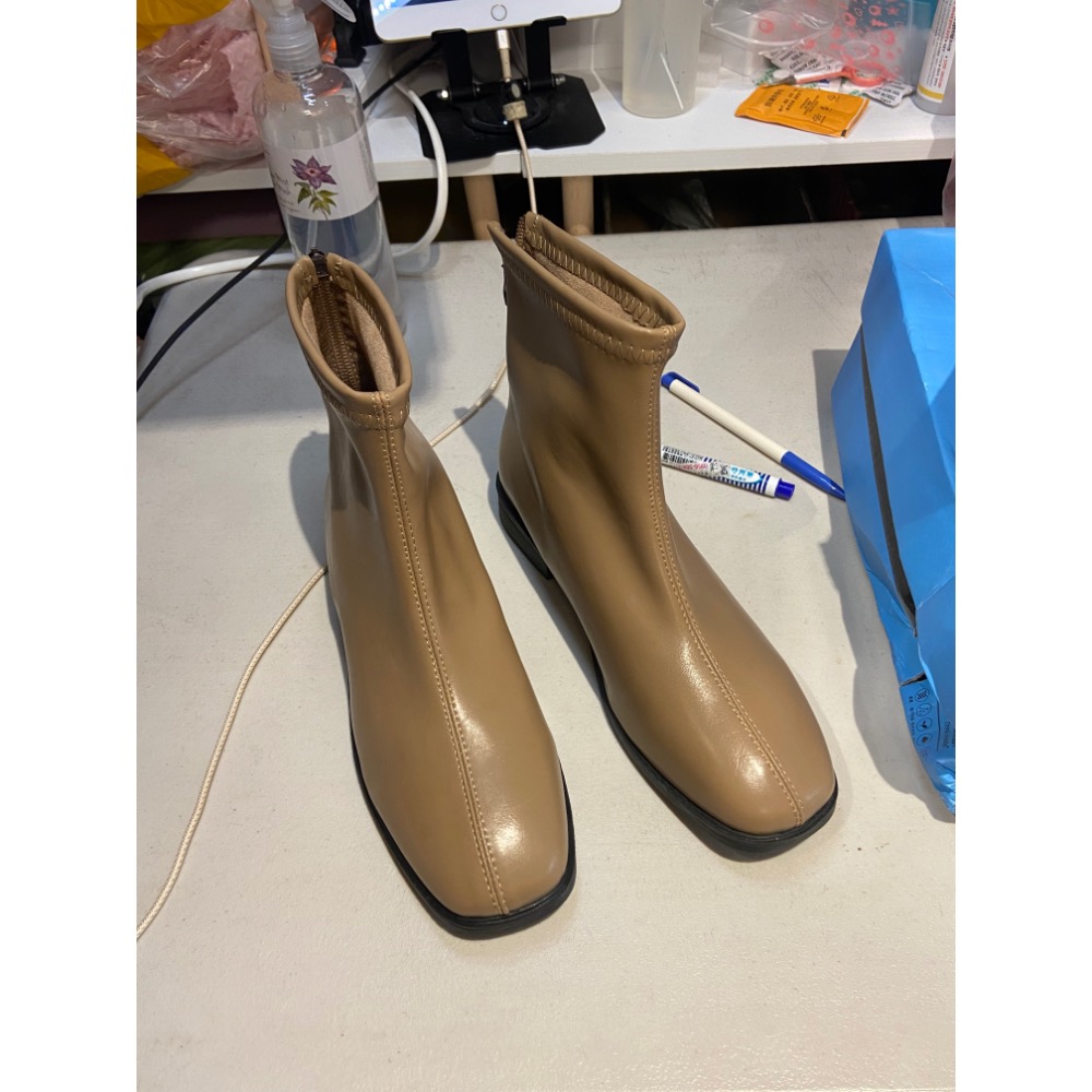 全新 瑕疵｜女生短靴 瘦瘦靴 拉鍊奶茶色短靴 size 41 早衣服-細節圖4