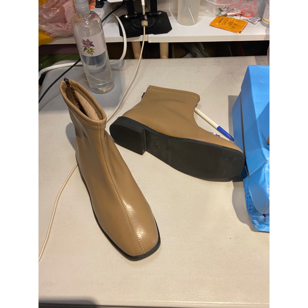 全新 瑕疵｜女生短靴 瘦瘦靴 拉鍊奶茶色短靴 size 41 早衣服-細節圖5