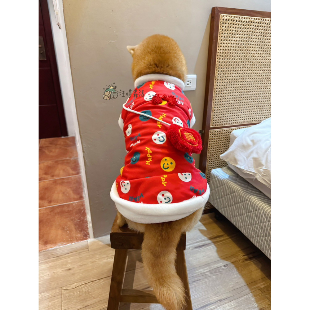 【汪喵森活】 紅色白色 過年 22kg內 日系笑臉 保暖背心 福 小包包 春節 寵物衣服 狗衣服 貓咪 鋪棉背心 新年-細節圖3