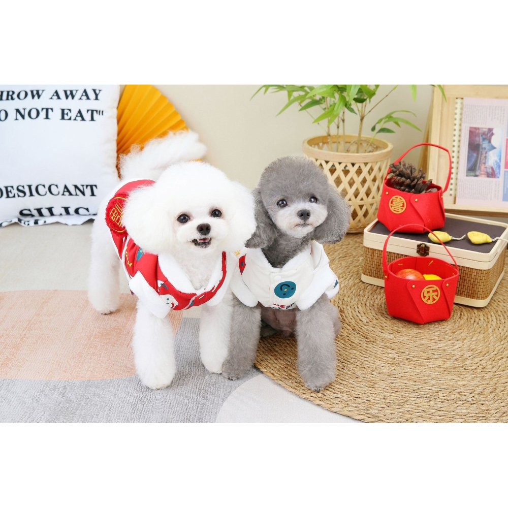 【汪喵森活】 紅色白色 過年 22kg內 日系笑臉 保暖背心 福 小包包 春節 寵物衣服 狗衣服 貓咪 鋪棉背心 新年-細節圖7