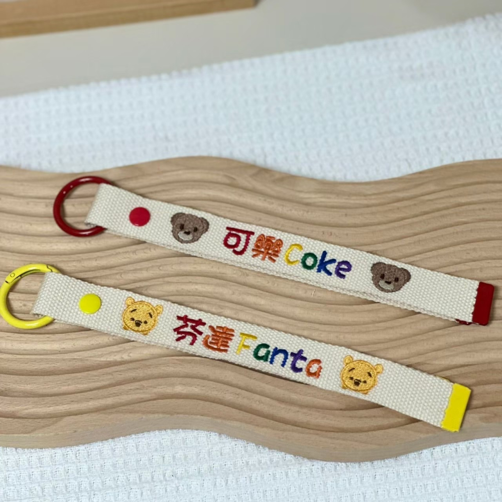 【汪喵森活】 刺繡名牌 寵物名牌 狗牌 飄帶 防走失 幼兒園名字牌 姓名吊牌 幼稚園名牌 寶寶名牌 兒童吊飾 兒童名牌-細節圖11