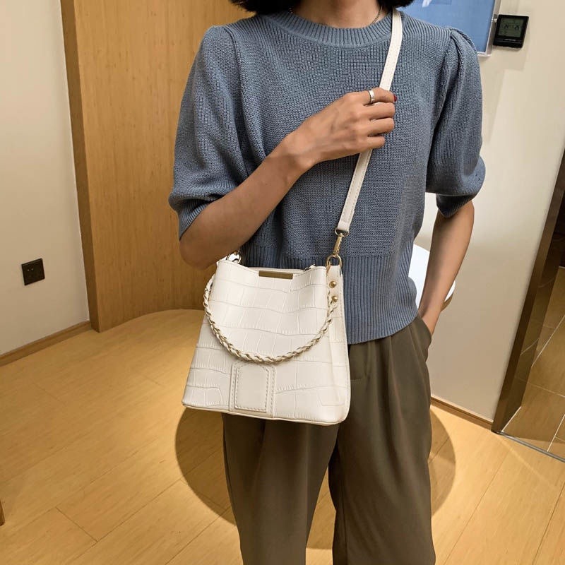 🖤現貨🖤 2022新款女手提小包包女潮復古女包春夏季洋氣石頭紋側背包斜挎水桶包女-細節圖2