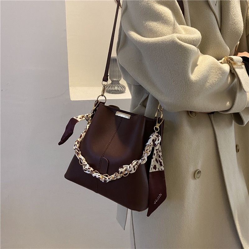 🖤 包包女2022新款潮流鏈條復古水桶包ins時尚百搭女側背包斜背包-細節圖2