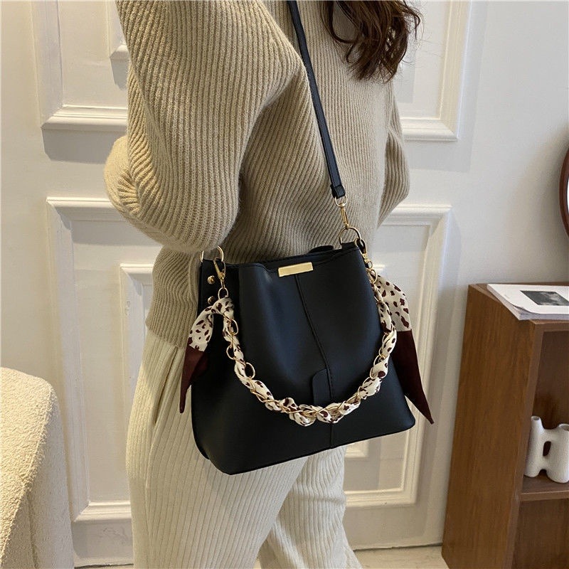 🖤 包包女2022新款潮流鏈條復古水桶包ins時尚百搭女側背包斜背包-細節圖5