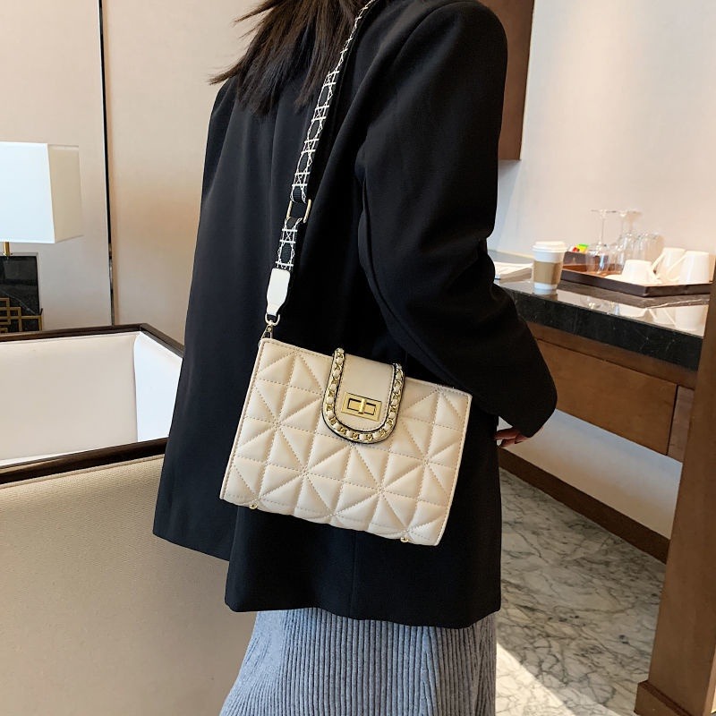 日韓 小方包 高級感 網紅包包 新款 街拍時尚 ins潮 韓版 百搭 學生 休閒 斜背包 鏈條 女生包包-細節圖4