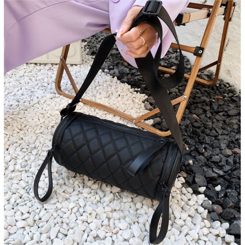 小包包女 新款高級感ins斜背包尼龍布圓筒包 帆布包大容量黑色包包-細節圖5