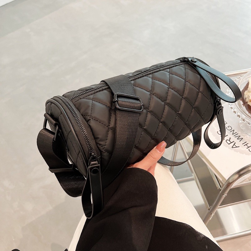 小包包女 新款高級感ins斜背包尼龍布圓筒包 帆布包大容量黑色包包-細節圖6