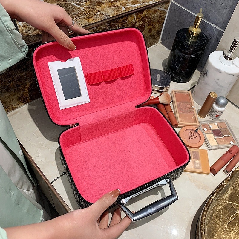 低價促銷 提花布字母化妝包刺 防水耐用大容量化妝包 手提包 郵差包女新款百搭復古單肩包斜挎包 女生包包-細節圖3