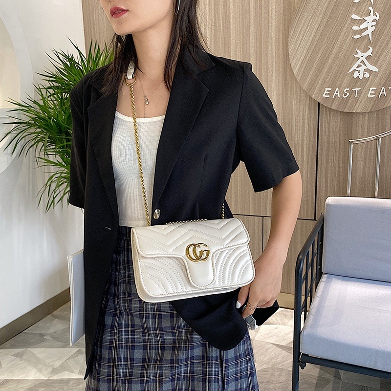 時尚女包 鏈條斜背包 潮牌女士斜背包 小方包 金屬鏈帶斜背包 手機包 質感皮革側背包 休閒肩背包 韓版包包女-細節圖3