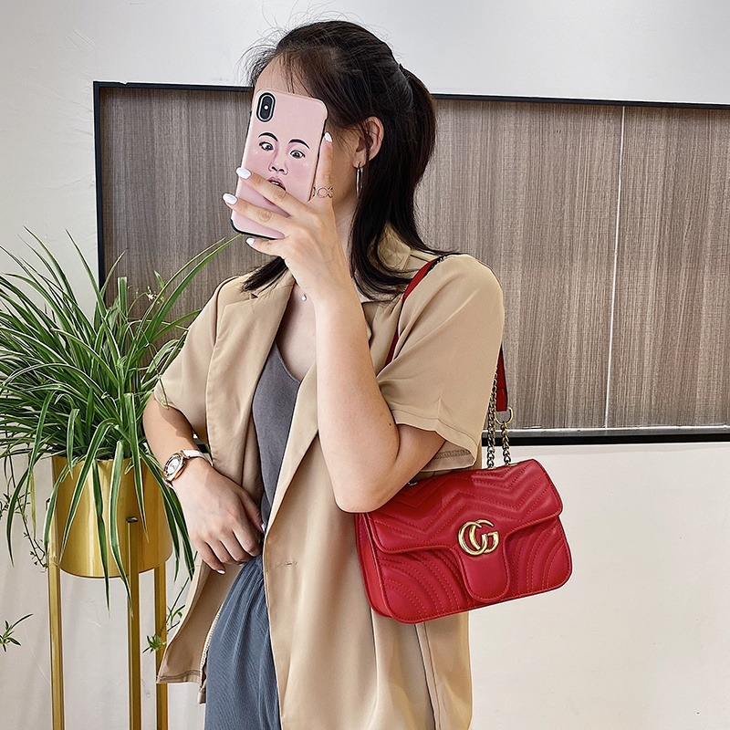 時尚女包 鏈條斜背包 潮牌女士斜背包 小方包 金屬鏈帶斜背包 手機包 質感皮革側背包 休閒肩背包 韓版包包女-細節圖5