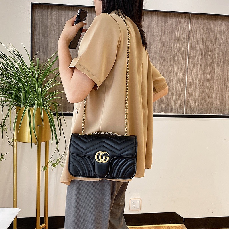 時尚女包 鏈條斜背包 潮牌女士斜背包 小方包 金屬鏈帶斜背包 手機包 質感皮革側背包 休閒肩背包 韓版包包女-細節圖6