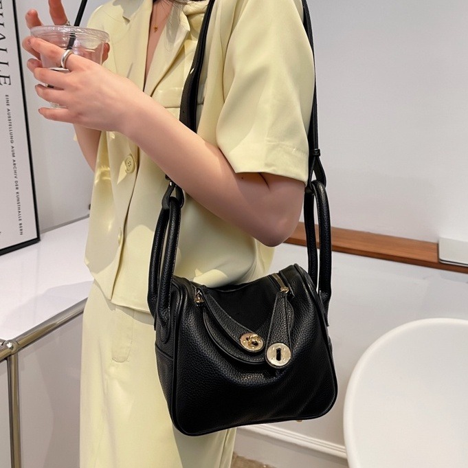 韓系女士斜背包高級小眾包包女荔枝紋手提枕頭包通勤斜背包mini醫生包琳迪包簡約時尚側背包-細節圖3