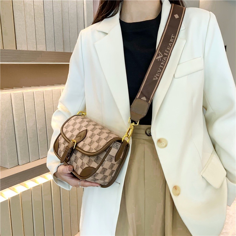 復古格子馬鞍包女 新品女包 時尚女生斜背包 皮包 放長夾手機包 通勤側背包 韓版斜跨包女 肩背包 防水包包-細節圖8