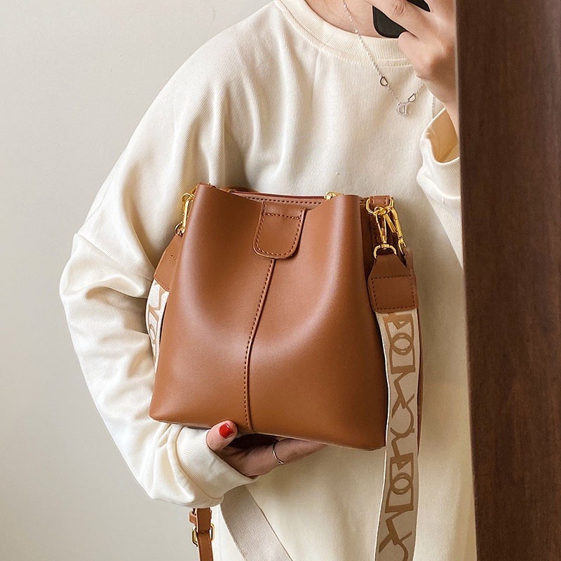 復古女包 雙肩帶可拆卸 軟皮質感水桶包 素色斜背包 女生包包 韓版斜背包 側背包 休閒通勤包 2023新品-細節圖6
