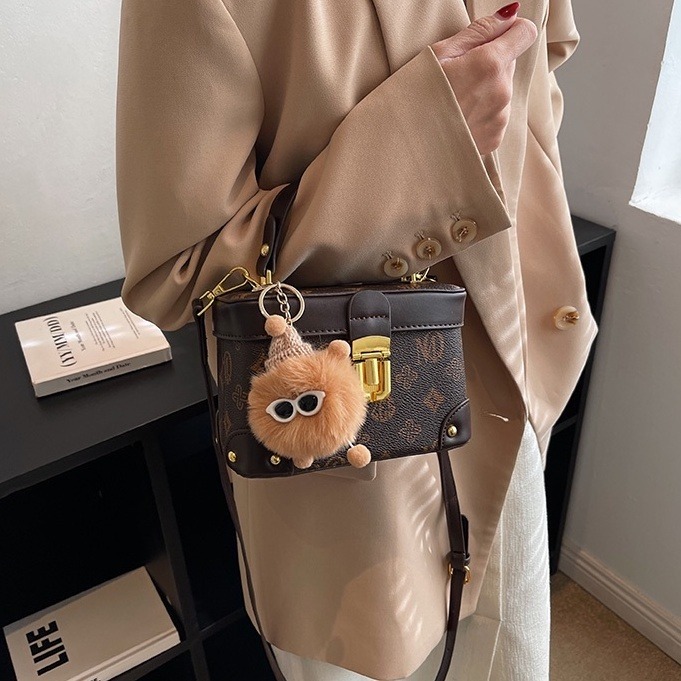 時尚手提包女 盒子包 老花包 復古女生斜背包 贈送吊飾 金屬鎖釦斜背包 手機包 零錢包 韓版女包 包包女 pu-細節圖4
